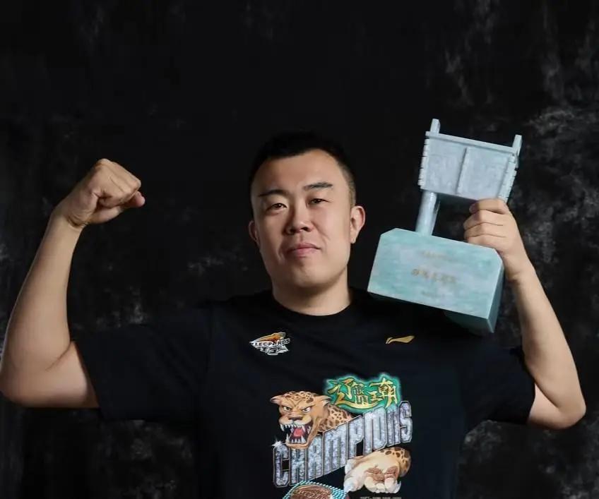 辽篮发文深情告别韩德君!致谢奉献,标明一人一城,寄语退役生活